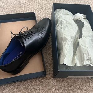 Worn twice Cole Haan Men’s dress shoe.